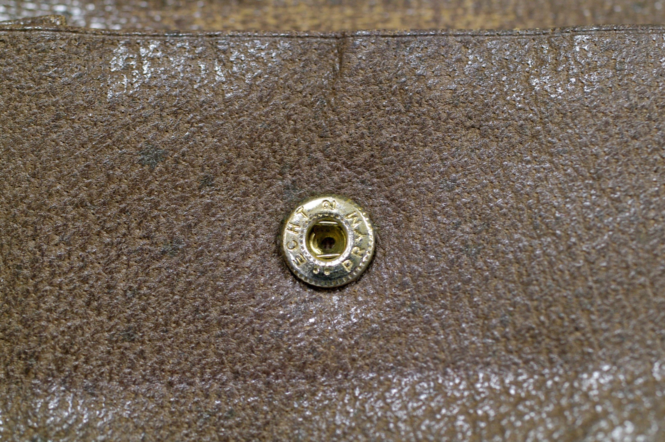 グッチ(Gucci)の折財布のボタン金具交換をご紹介 - 大切なバッグ財布の修理専門宅配 アフェット