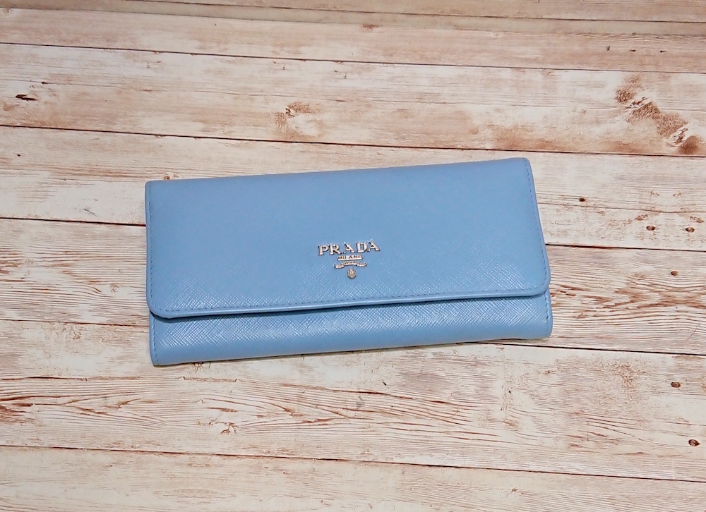 プラダ(Prada) サフィアーノレザーの青い長財布の色補修をご紹介